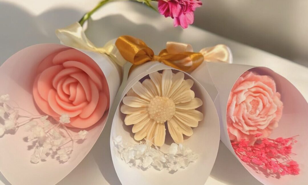 Bougies en forme de fleurs dans cônes en papier, décorations personnalisées pour mariage ou baptême