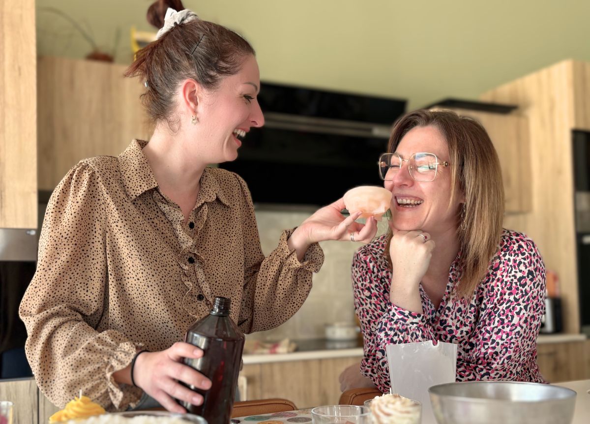 A propos de Marine et Morgane, fondatrices de Muri Créations, en train de fabriquer des bougies artisanales dans leur atelier.