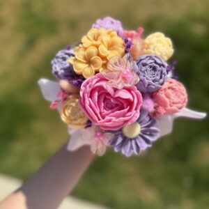 Bouquet de bougies fleuries avec fleurs en cire rose fuchsia, jaune et lavande, tenu en main, création artisanale Muri Créations