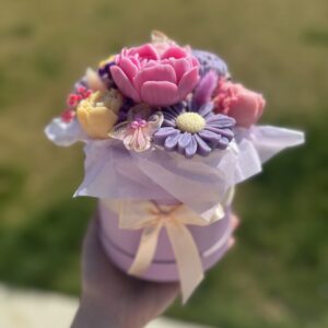 Bouquet végétal parfumé avec fleurs en cire pastel, rose, jaune et violet, tenu en main, bougie personnalisée