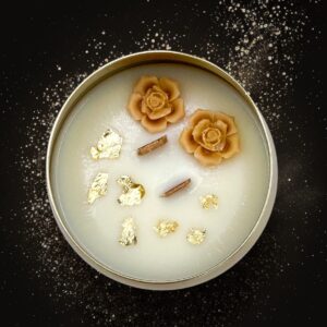 Bougie personnalisable MURI 800ml avec cire végétale, mèche bois et décoration florale, vue du dessus