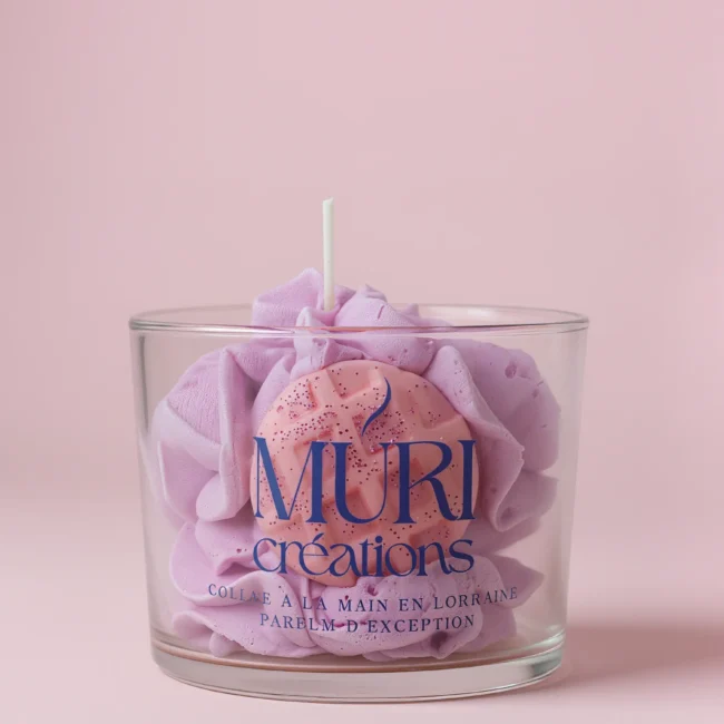 Bougie gourmande parfumée à la barbe à papa de la marque artisanale Muri Créations. Bougie en verre avec cire violette effet chantilly et décor gaufre rose, coulée à la main en Lorraine.