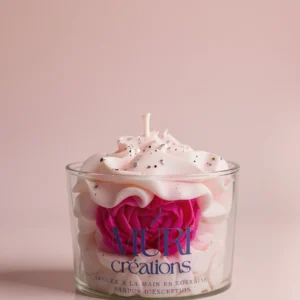 Bougie parfumée à la fleur de cerisier de la marque artisanale Muri Créations, design gourmand avec cire fouettée style chantilly rose, paillettes argentées et insert cœur fuchsia, coulée à la main en Lorraine.