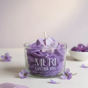 Bougie parfumée à la violette en 150ml de la marque artisanale Muri Créations entourée de fleurs de violette