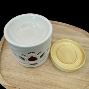 Vue de profil du brûleur Nenuphar posé sur un plateau en bois