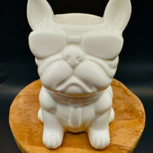 Vue de face du brûleur d’arômes bulldog blanc en céramique
