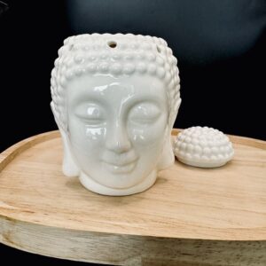 Brûleur d’arômes blanc en forme de tête de Bouddha, sur un plateau en bois