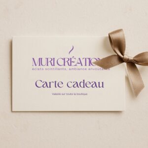 Carte cadeau Muri Créations en papier texturé crème avec ruban, valable sur toute la boutique