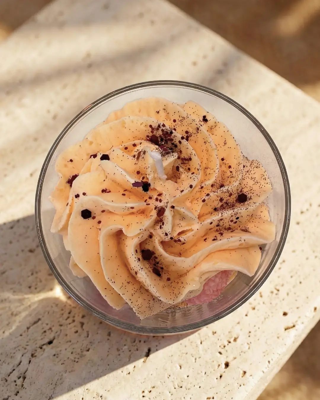 Bougie 150ml - LITCHI 2 Vue de dessus d'une bougie artisanale parfum Litchi à la cire fouettée couleur pêche et paillettes, issue de la collection printemps été 2026 de la marque Muri Créations.