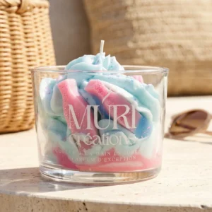 Bougie artisanale parfum bonbon bouteille rose et bleue de la collection printemps été 2026 de la marque Muri Créations, coulée à la main en Lorraine avec cire fouettée style gourmand.