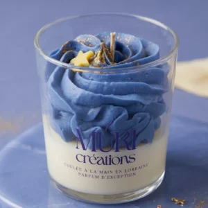 Bougie artisanale Nuit Étoilée parfum bois de santal et ambre florale par MURI Créations. Cire effet chantilly bleue décorée d'étoiles et paillettes dorées, coulée à la main en Lorraine.