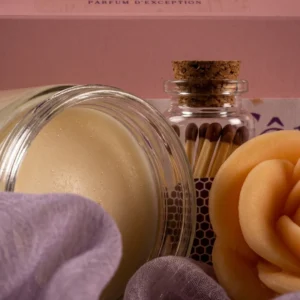 Coffret cadeau pour la fête des mères Muri Créations comprenant une bougie artisanale en pot de verre coulée à la main en Lorraine, un élégant flacon d'allumettes et une bougie décorative sculptée en forme de rose.