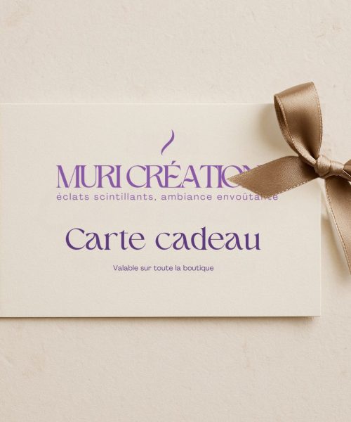Carte cadeau Muri Créations en papier texturé crème avec ruban, valable sur toute la boutique